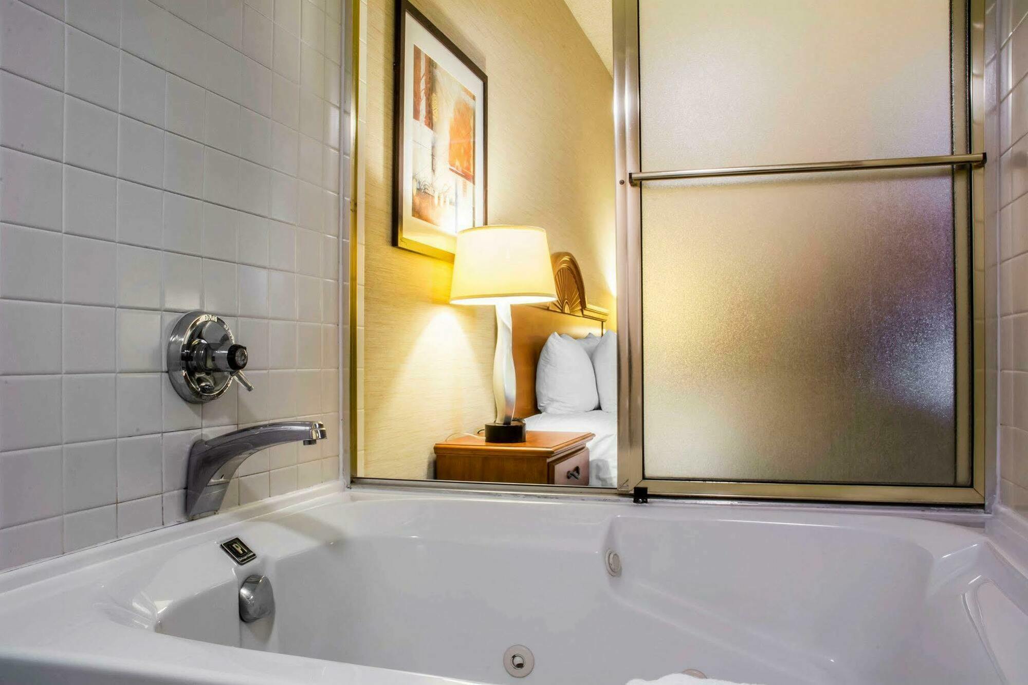Quality Inn & Suites Менсфілд Екстер'єр фото